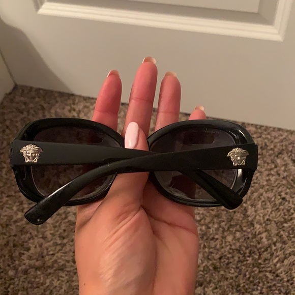 Versace sunglasses 😎 - Picture 5 of 9